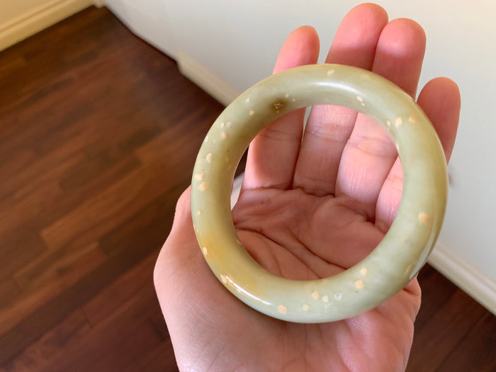 53.1 mm 100% Natural yellow dots and green Xiu Jade (Serpentine) Chubby bangle T179