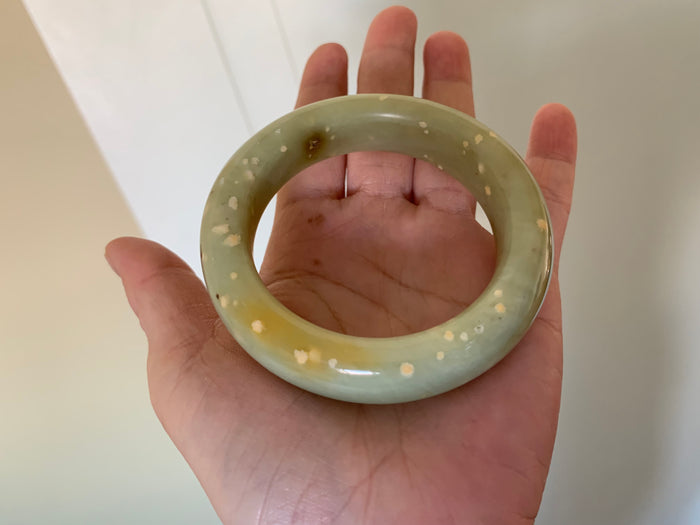 53.1 mm 100% Natural yellow dots and green Xiu Jade (Serpentine) Chubby bangle T179