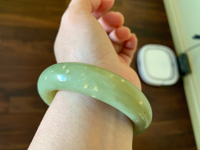 53.1 mm 100% Natural yellow dots and green Xiu Jade (Serpentine) Chubby bangle T179