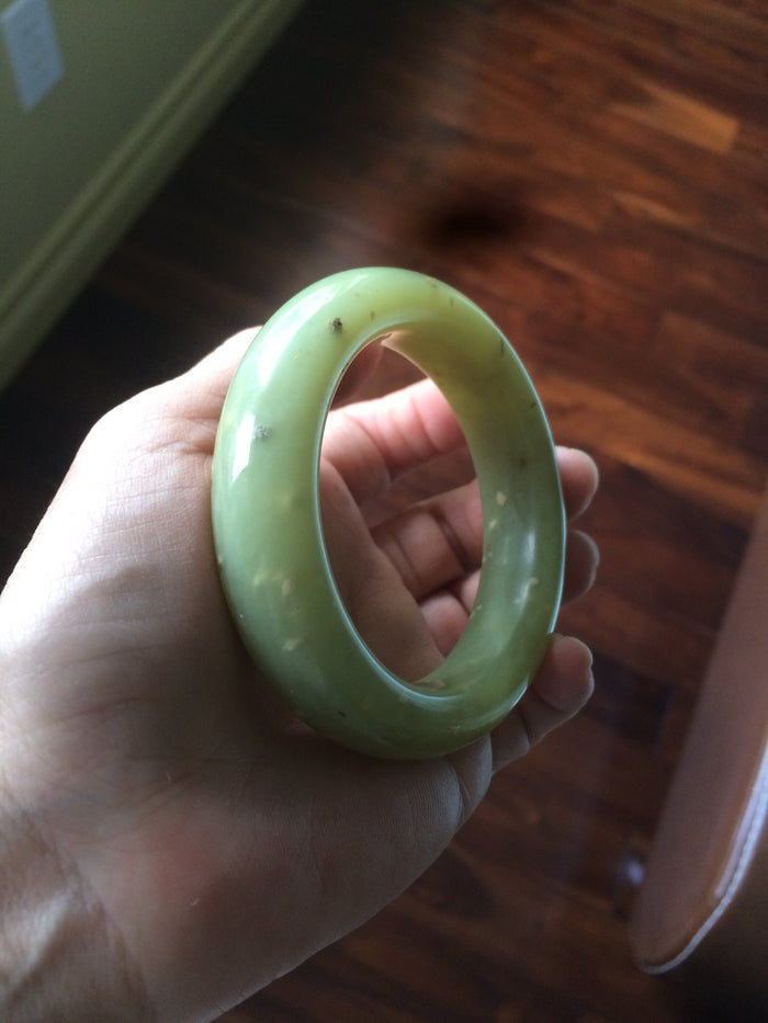 53.1 mm 100% Natural yellow dots and green Xiu Jade (Serpentine) Chubby bangle T179