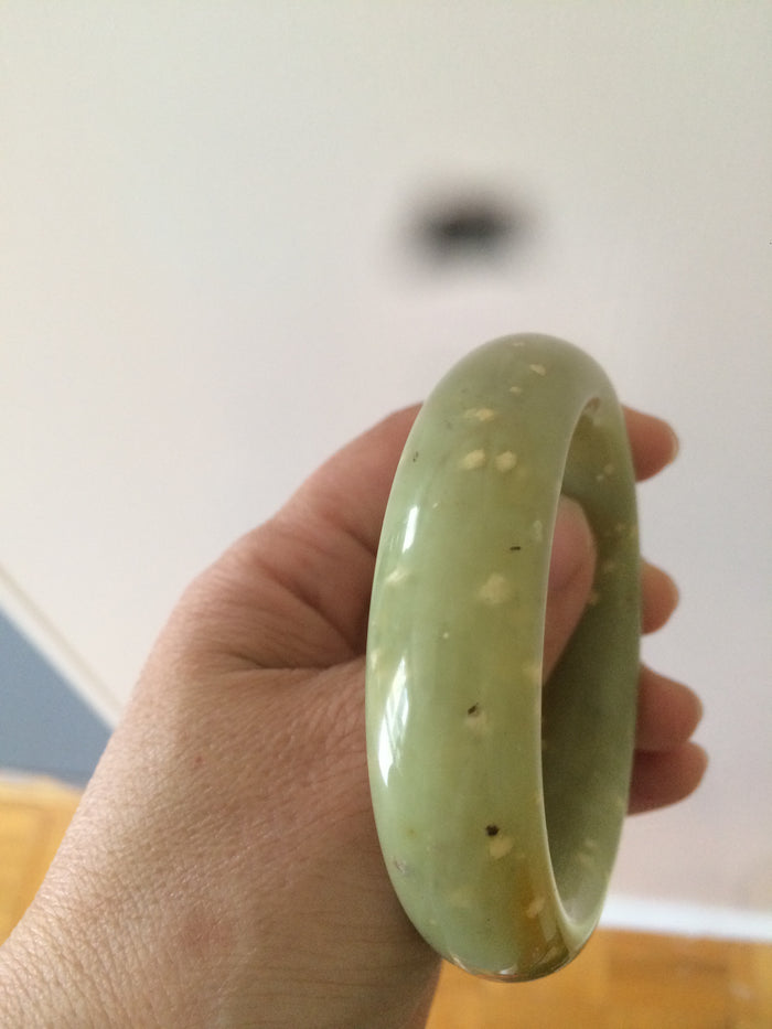53.1 mm 100% Natural yellow dots and green Xiu Jade (Serpentine) Chubby bangle T179