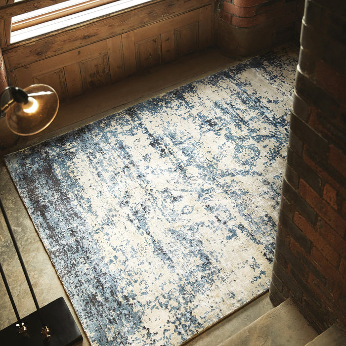 Persia Rug Midnight Oyster Rug made from 100% viscose, featuring a diamond pattern in the centre.